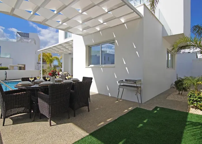 Sunday * Ayía Nápa