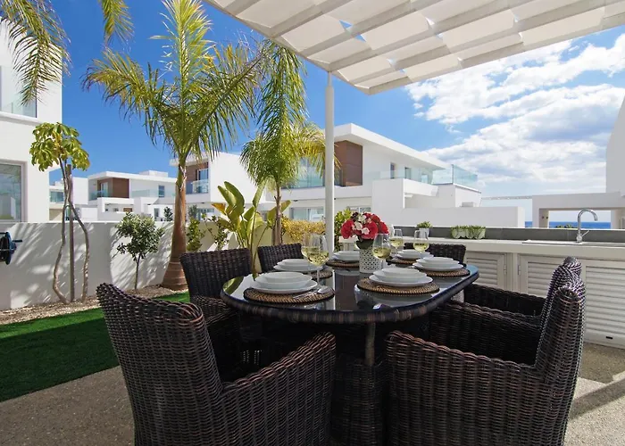 Sunday * Ayía Nápa