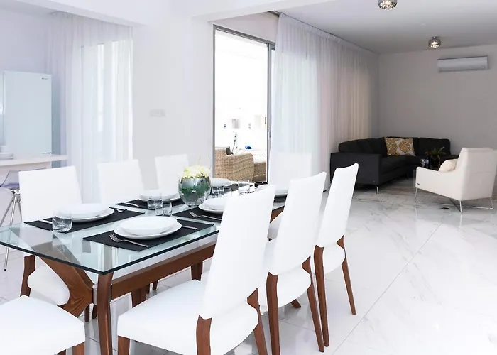 Sunday * Ayía Nápa