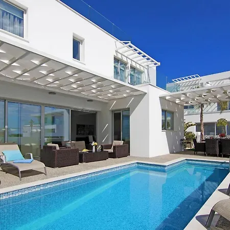 فيلة Sunday أيا نابا